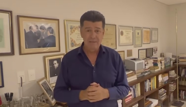 Efraín hace el ridículo e invoca hasta al papa Francisco para abrir el sobre 4 - Noticiero Paraguay
