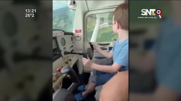 Dieron el control del pilotaje a un niño - SNT