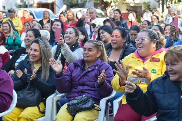 Diario HOY | Rinden homenaje a las madres que limpian la ciudad