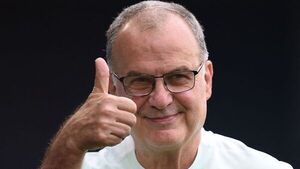 Marcelo Bielsa llega a Montevideo para firmar con Uruguay