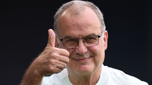 Marcelo Bielsa llega a Montevideo para firmar con Uruguay