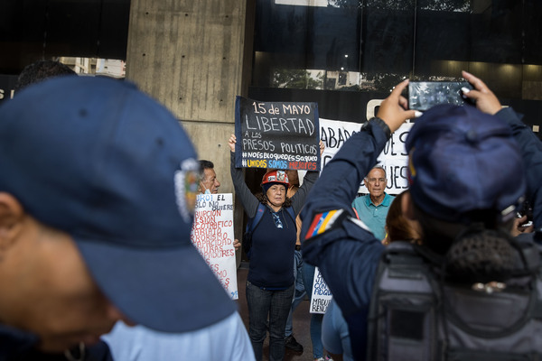 Trabajadores venezolanos protestan para exigir la liberación de seis sindicalistas - MarketData