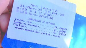 Cobran "comisión" ilegal por cargar tarjetas de micro