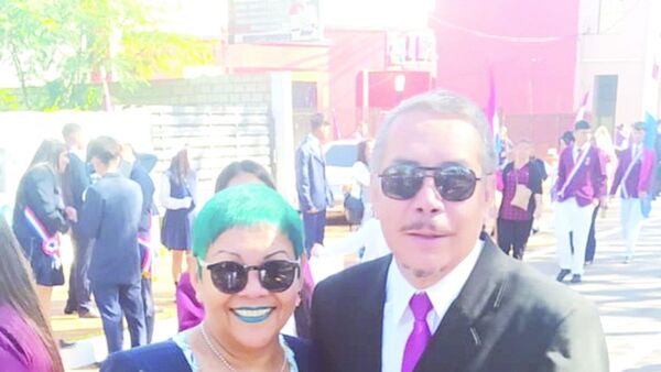 Profe fachera: Desfiló con pelo azul y mucho estilo