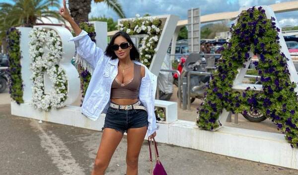 Miss paraguaya quedó en traje de Eva en una playa de España