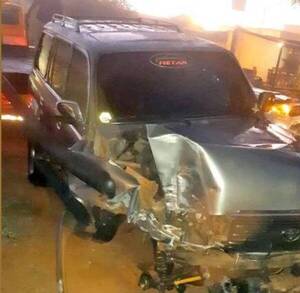 Aparentemente ka'ure y con su 4x4, se llevó por delante una camioneta y un portón