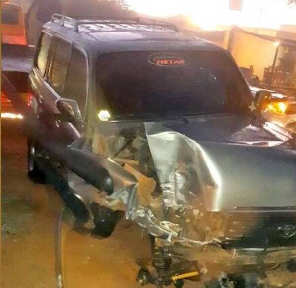 Aparentemente ka'ure y con su 4x4, se llevó por delante una camioneta y un portón
