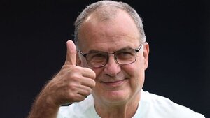 Marcelo Bielsa llega a Montevideo para firmar con Uruguay