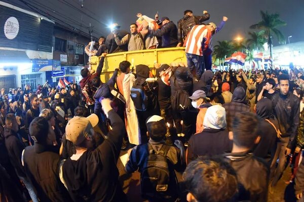 MNP reitera que existió exceso por parte de la policía tras aprehensión de manifestantes - Policiales - ABC Color