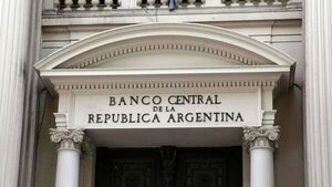 Peso argentino apunta a seguir su caída y contrabando a fortalecerse 
