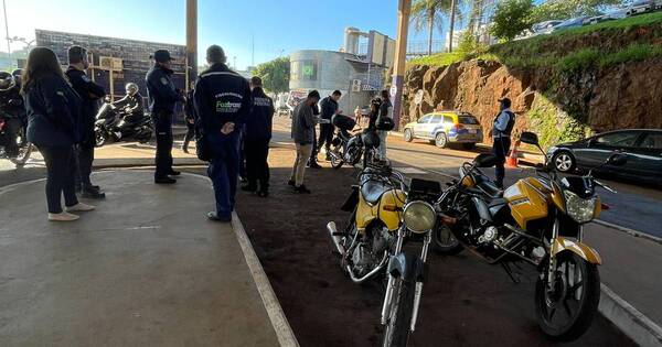 La Nación / Brasil retomó control de mototaxis en el puente para combatir el contrabando