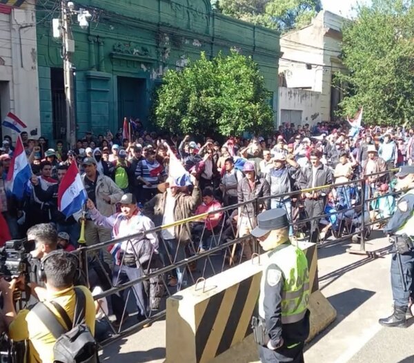 Bajo engaños arrean a indígenas a las manifestaciones frente al TSJE, según el INDI · Radio Monumental 1080 AM