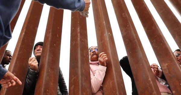 La Nación / Ingresos de migrantes desde México a Estados Unidos caen a la mitad
