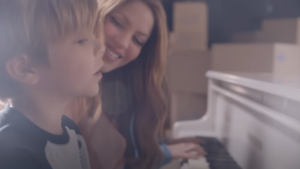 Shakira lanza video de Acróstico y canta con sus hijos