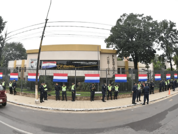 Redoblan presencia de policías frente a la sede de la Justicia Electoral · Radio Monumental 1080 AM