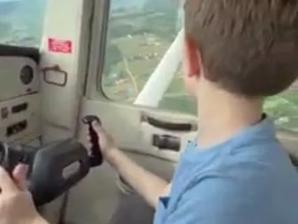 Fiscalía pide informes sobre caso de niño que supuestamente pilotaba un avión | 1000 Noticias