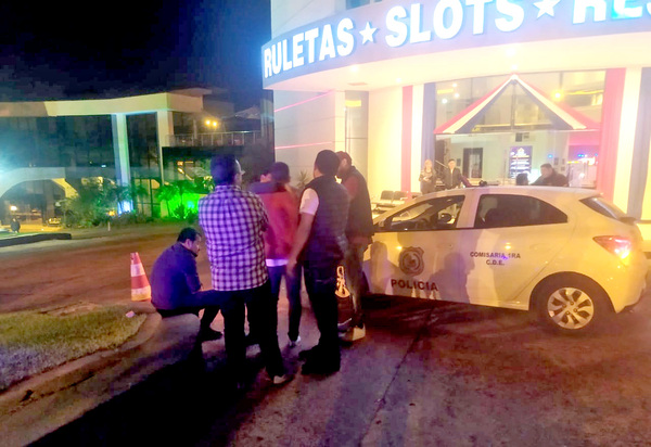 Tres hermanos agreden a cuatro guardias y causan destrozos en el casino Acaray - La Clave