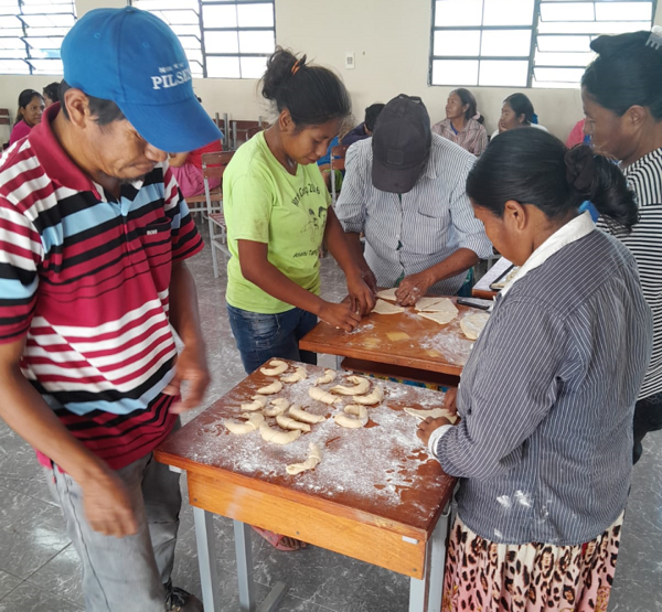 Familias indígenas se capacitaron en la elaboración de panificados