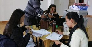 Verifican carpetas de postulantes a becas de la EBY