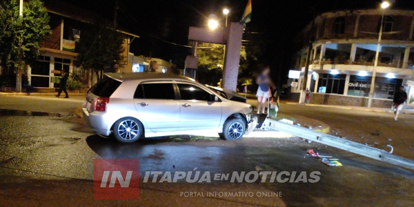 CONDUCTORA ALCOHOLIZADA SE LLEVÓ POR DELANTE COLUMNA DE LA ANDE EN OBLIGADO - Itapúa Noticias
