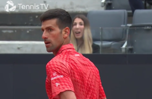 Versus / Djokovic gana a Norrie, pero termina enfadado por recibir un insólito pelotazo