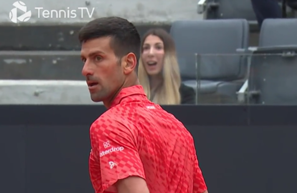 Versus / Djokovic gana a Norrie, pero termina enfadado por recibir un insólito pelotazo
