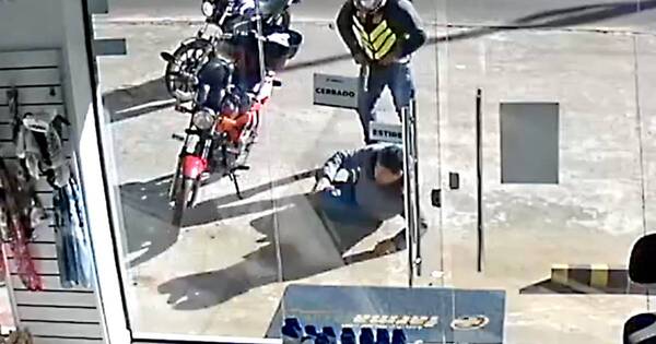 La Nación / Motochorro roba G. 14.000.000 a delivery de una farmacia en el Este