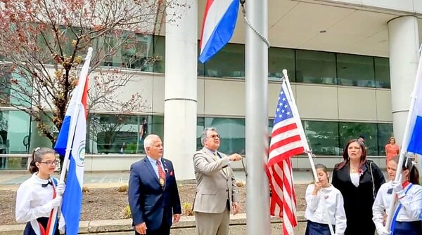 En solemne e histórico acto izan la bandera paraguaya en Stamford en celebración de la independencia – La Mira Digital