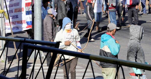 La Nación / Paraguayo Cubas a indígenas frente al TSJE: “Les ruego deponer esta actitud”