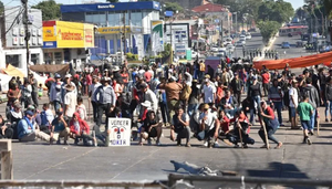 Se reduce número de manifestantes tras negociación en zona del TSJE - Noticiero Paraguay