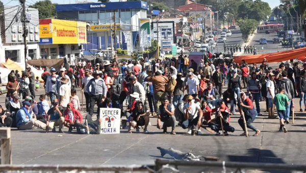 Se reduce número de manifestantes tras negociación en zona del TSJE - Noticiero Paraguay