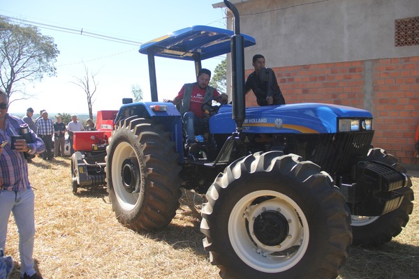 Gobierno entregó implementos para modernizar la producción láctea de familias de Caaguazú - .::Agencia IP::.