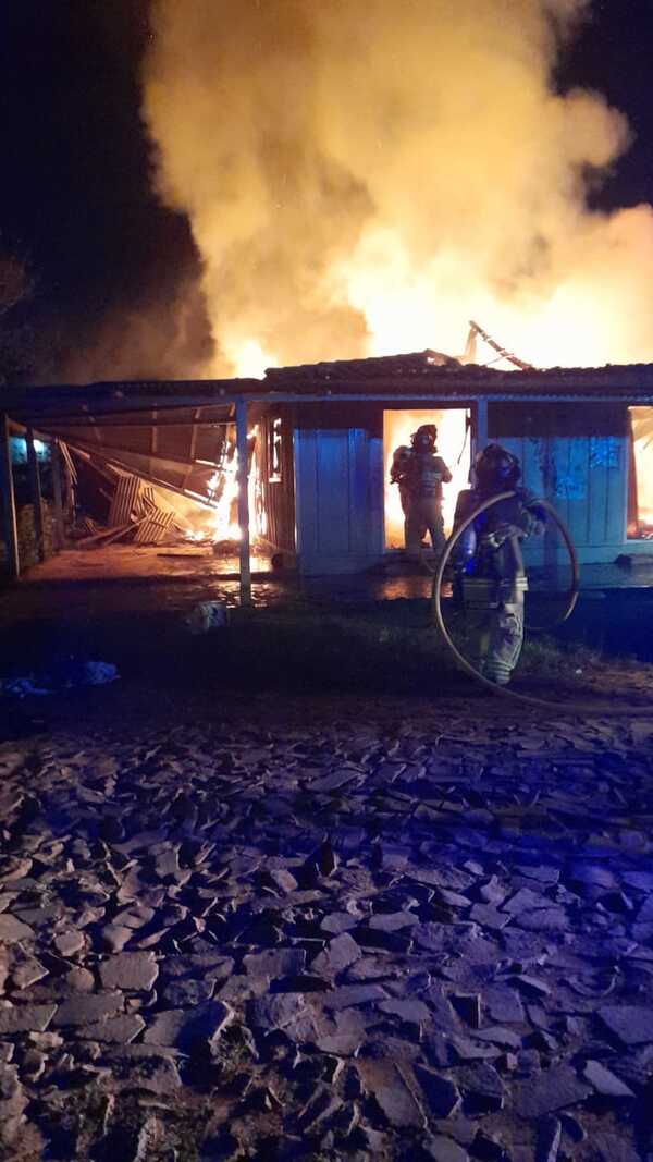 Supuesto adicto prendió fuego a su casa - Noticde.com