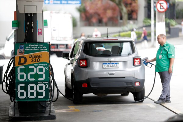 Primeras bajadas en los precios de los combustibles en Brasil tras el cambio de política - MarketData