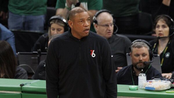 Los Sixers despiden al entrenador Doc Rivers