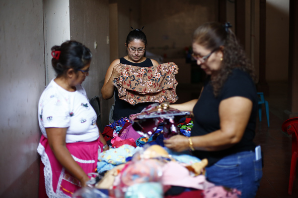 Mujeres salvadoreñas impulsan bancos comunitarios para lograr la independencia económica - MarketData
