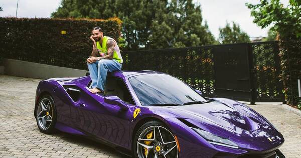 La Nación / Maluma presumió su nuevo Ferrari y molestó a sus fans