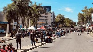 Más de mil personas permanecen cerca del Tribunal Superior de Justicia Electoral tras 15 días de protesta - Revista PLUS