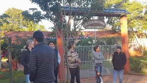 Manifestación contra directora que habría inculcado “ideología de género” - Nacionales - ABC Color