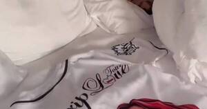 La Nación / Obsesionado: Anuel AA mostró que duerme con remera de Karol G