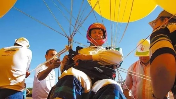 El caso del párroco que fue volando atado a mil globos con helio y fue encontrado muerto 75 días después