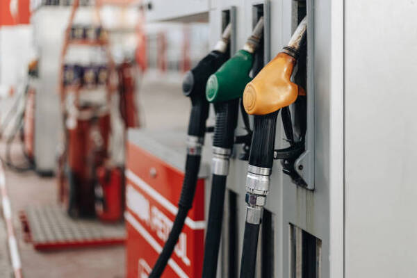 Petrobras anuncia las primeras bajadas en los precios de combustibles en Brasil tras el cambio de pol铆tica - Revista PLUS
