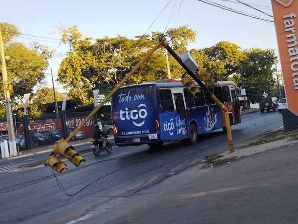 Semáforo roto en Ñemby - C9N