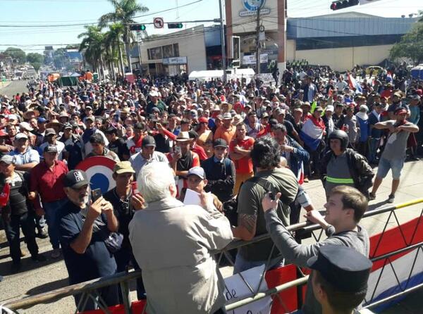 Originarios, niños y mujeres de edad vuelven difícil labor de Policía | 1000 Noticias