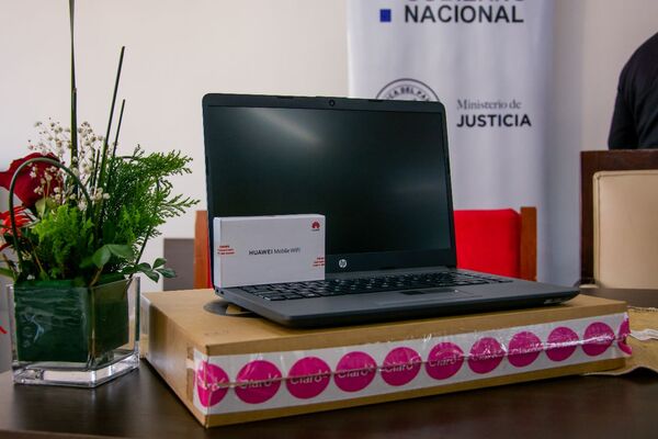 Diario HOY | Reciben donación de computadoras para mujeres privadas de libertad