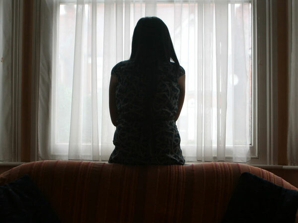 Desconocido hiere e intenta violar a una mujer frente a sus hijas. ¡Una de ellas pidió socorro al vecino!