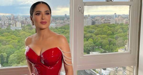 La Nación / Con un peculiar bailecito Salma Hayek festejó sus 24 millones de seguidores