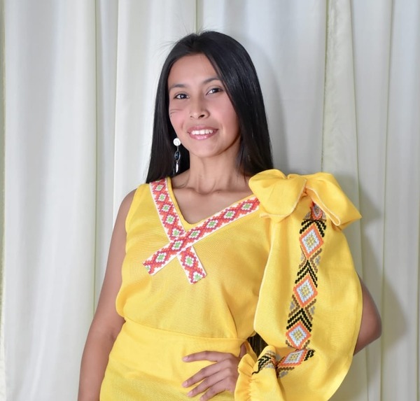 Diseñador Éver Vera presenta a la primera modelo nativa - Unicanal