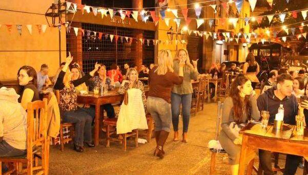 Sin embargo se mueve: Más de 100.000 personas fueron al microcentro el fin de semana largo (firmarán convenio para revitalizarlo)