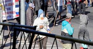 La Nación / Un grupo de indígenas levanta su protesta